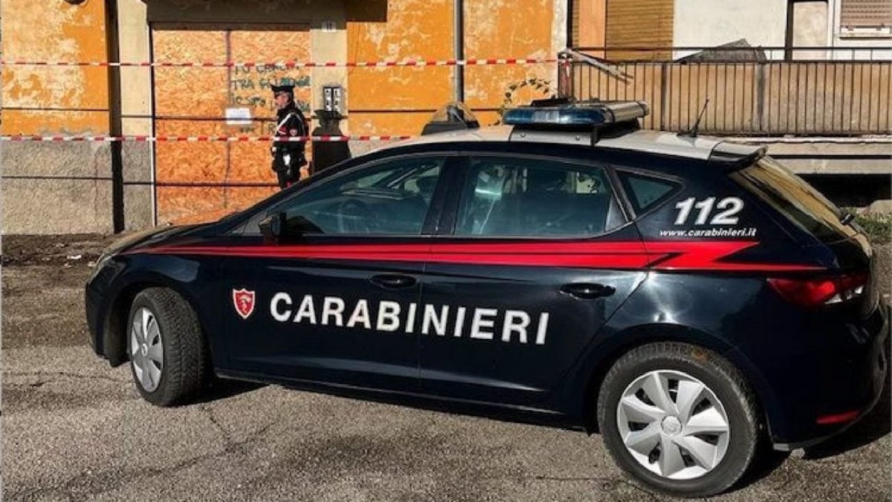 Carabinieri di fronte a un'abitazione