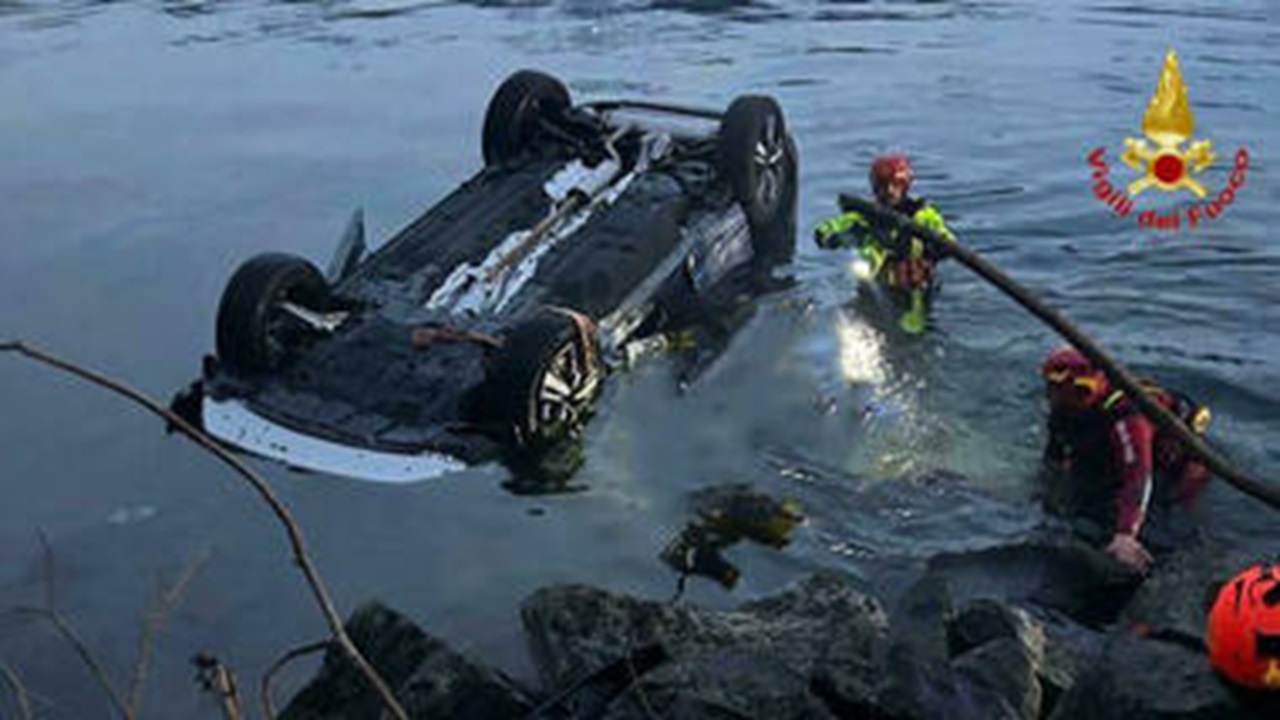 Auto nel Lago di Como