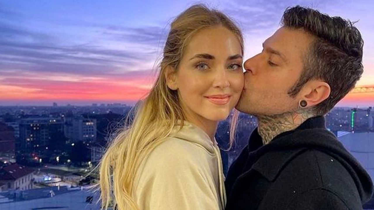 Fedez bacia sulla guancia Chiara Ferragni