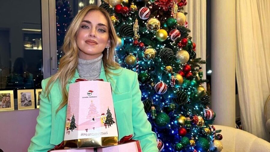 Chiara Ferragni con il pandoro Balocco