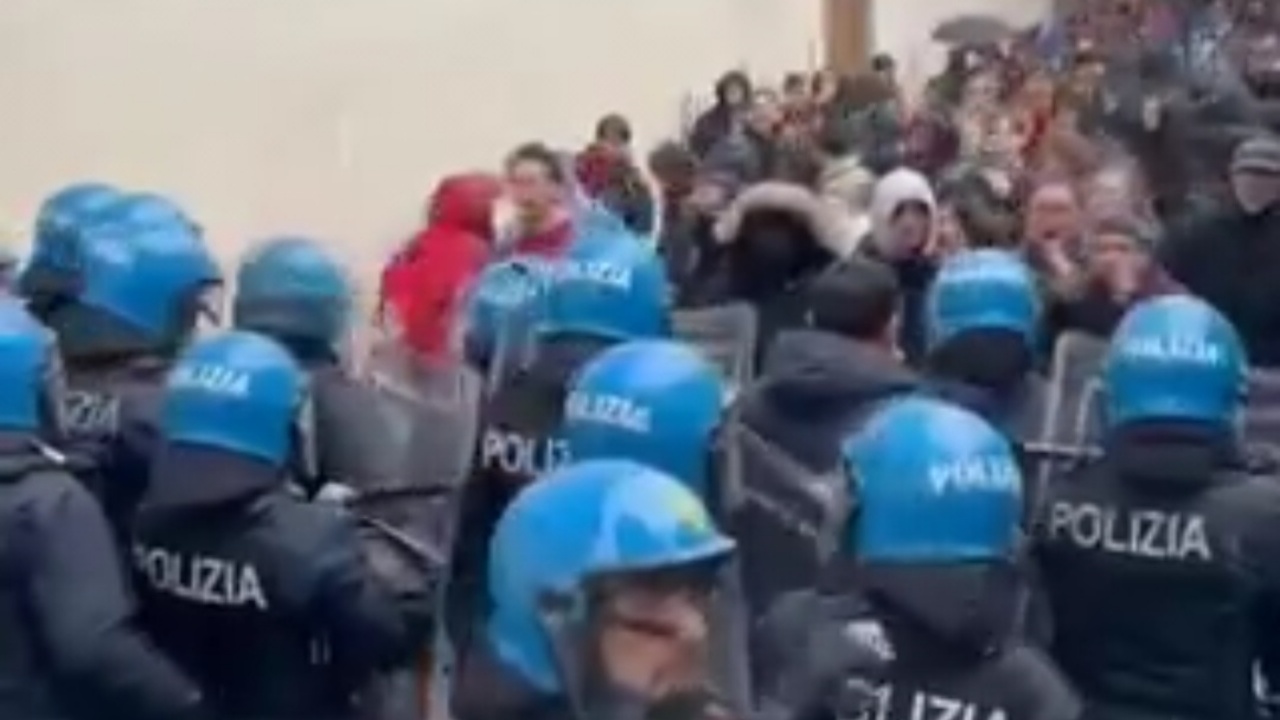 Pisa manganellate poliziotti