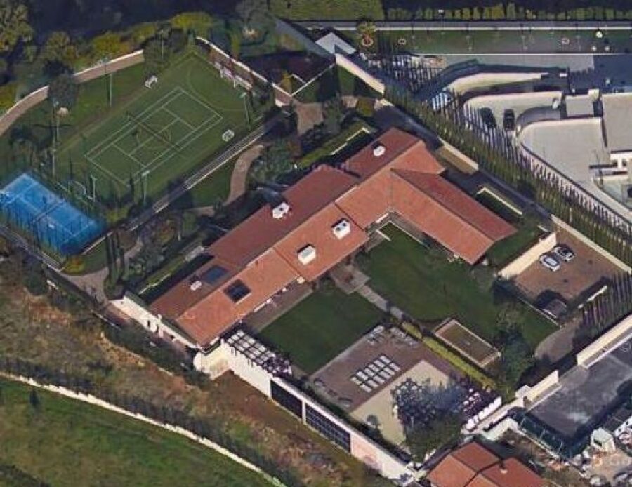 Totti e Ilary Blasi, in vendita la villa dell'Eur? Quanto vale la residenza  (rimasta a lei): ha 25 stanze, un cinema e la spa