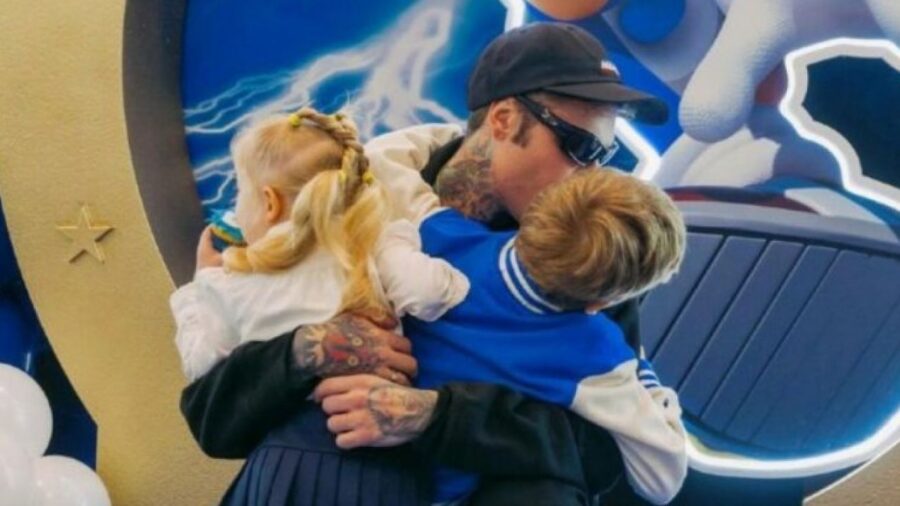 Fedez with his children Leone and Vittoria