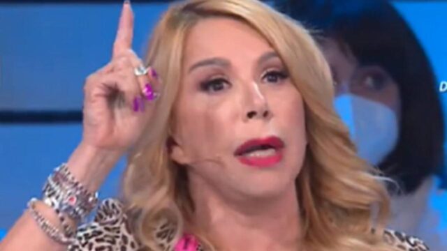 “Fuori dal programma, danneggia gli alunni” scoppia il caos su Anna Pettinelli: cos’è successo in queste ore