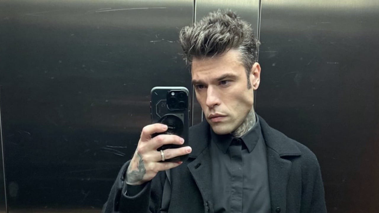 Fedez selfie in ascensore