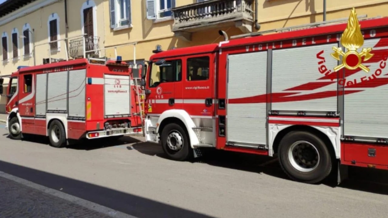 Firefighters save the 15-year-old who fell from the skylight