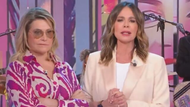 “Scusa Paola, non ce la faccio..” Simona Ventura torna a CitofonareRai2 con la paralisi facciale, ma a metà puntata…