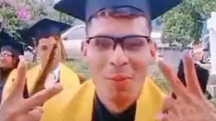 Dopo la laurea fa un video su TikTok e l'università gli revoca l'attestato