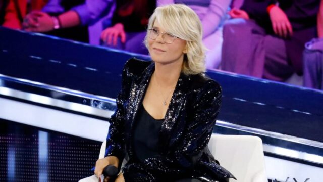 Maria De Filippi, il look in nero sfoggiato al serale di Amici è raffinatissimo, ma quanto sapete costa? Il prezzo è a moltissimi zeri