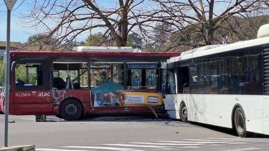 scontro tra autobus