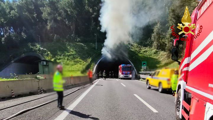 Incidente mortale, tamponamento tra due camion e un pullman