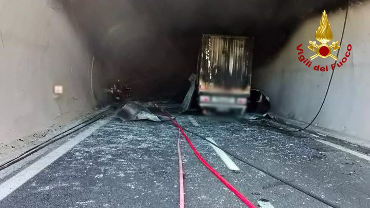 Incidente mortale, tamponamento tra due camion e un pullman