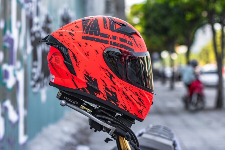 Casco sulla moto