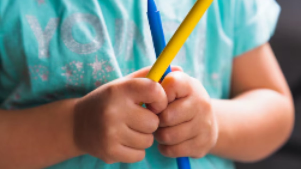 Bambino ingerisce una matita