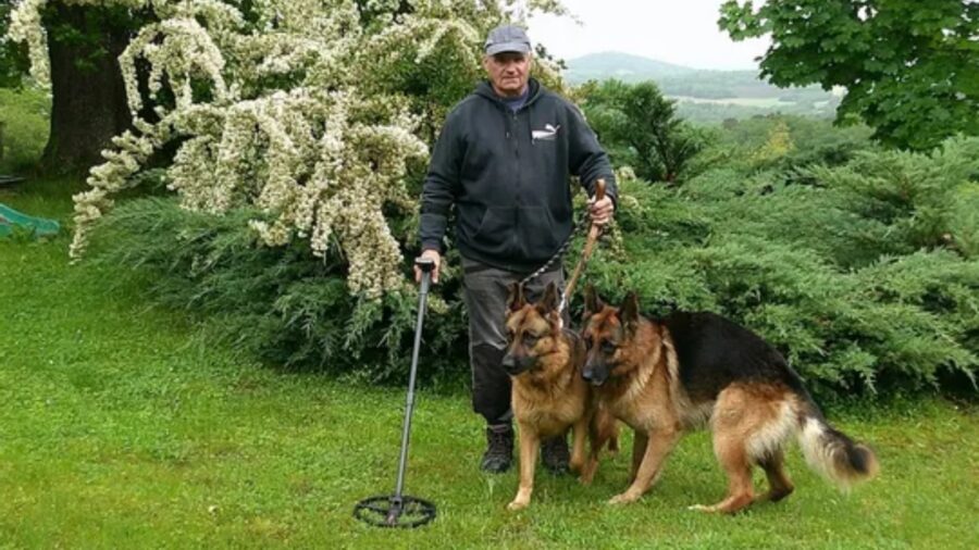 Uomo trova una fede nuziale nel bosco e decide di cercare il ...