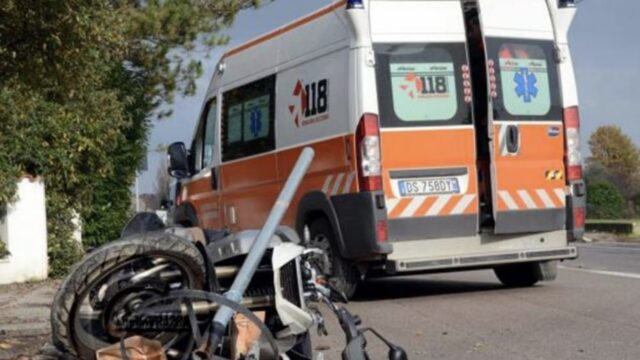 Grave incidente tra moto e trattore, un 35enne è morto sul colpo, la donna alla guida del mezzo agricolo forse colta da malore