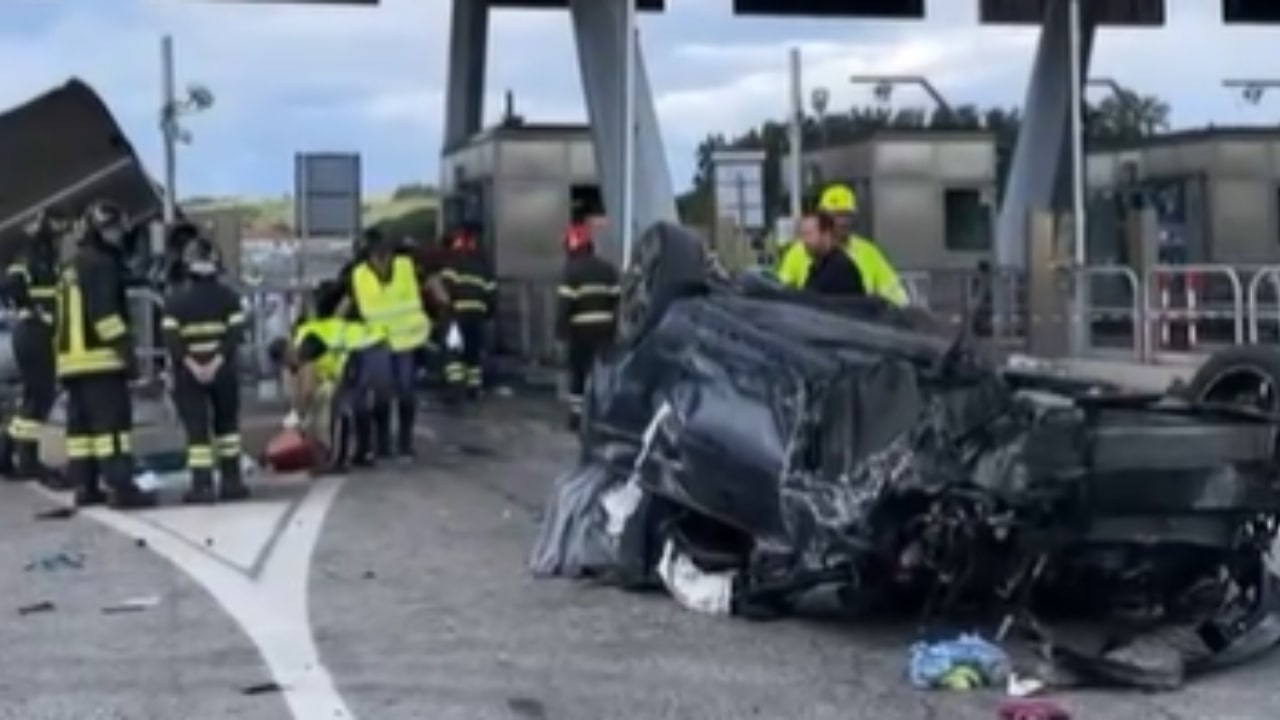 Brutto incidente al casello autostradale