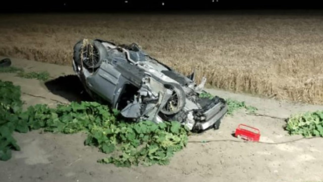 Car overturns after hitting a 19 year old in Ferrara