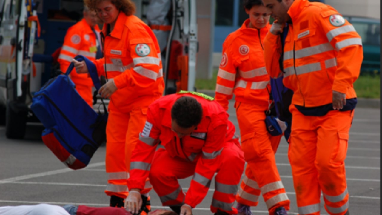 Soccorsi aiutano le vittime dell'incidente in Francia