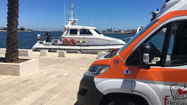 Famiglia precipita in mare con l’auto, giovane mamma perde la vita, gravissimo uno dei figli: cosa è successo prima della tragedia 