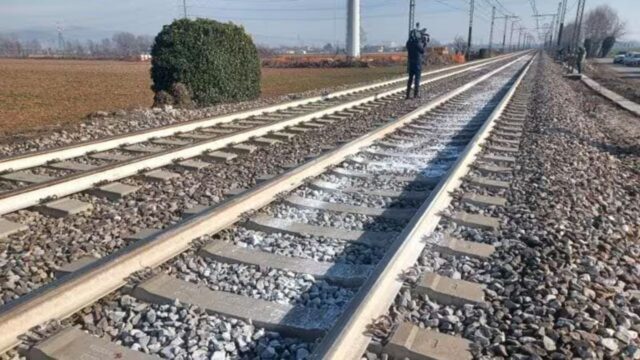 Tragedia sui binari: mamma e figlia piccola investite da un treno Frecciarossa. Il bilancio è straziante