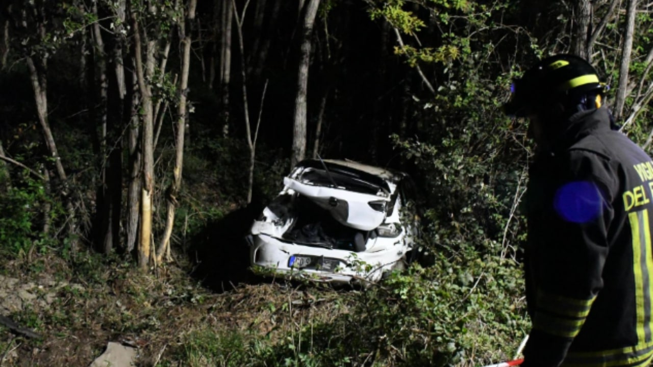 Vettura perde il controllo e cinque ragazzi rimangono feriti