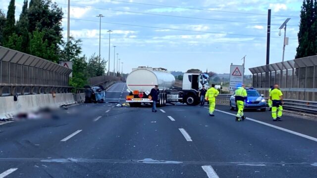 Gravissimo schianto sul raccordo, traffico paralizzato e soccorsi sul posto: il bilancio è tragico