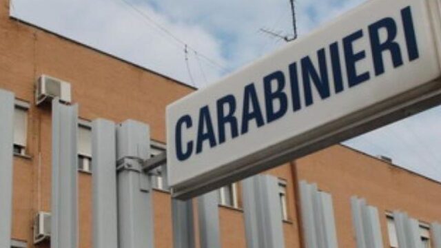 Si presenta dai carabinieri e fa una confessione choc: “Si trova in macchina” Dove e cosa è successo 