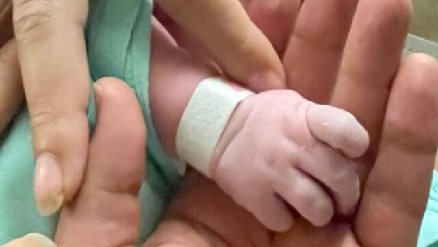 “È nata la piccola Fortuna” Il cantante diventa papà per la prima volta: il dolce annuncio commuove