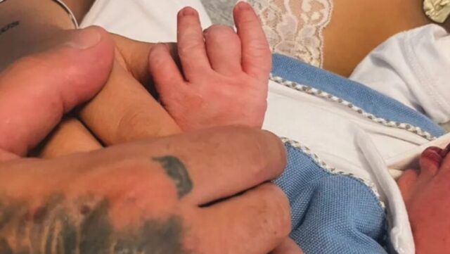 “Il giorno più bello della mia vita” Il volto della tv papà per la prima volta: fiocco azzurro in casa del Vip