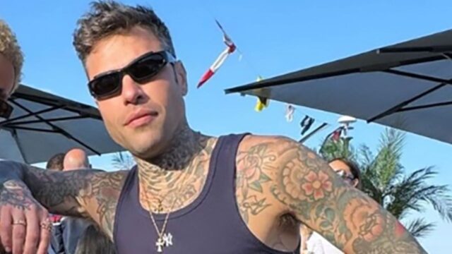 “È tornato a farsi vedere” Fedez rompe il silenzio e si mostra cosi sui social, uno scatto in particolare preoccupa: cosa è successo dopo la notizia sul ricovero