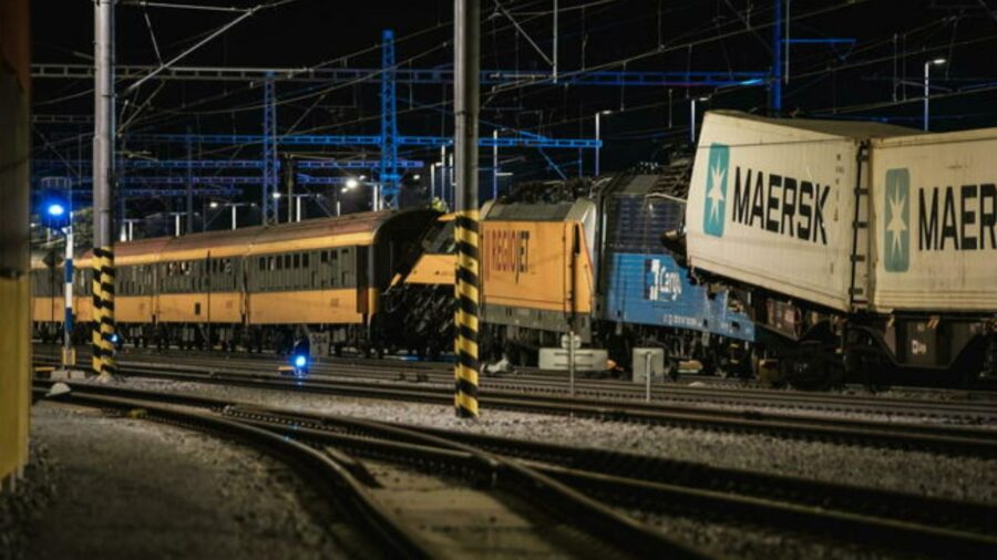 Il treno espresso notturno ed il treno merci coinvolti nell'incidente
