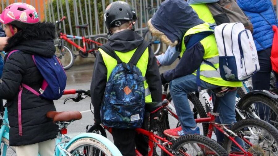 Auto travolge un gruppo di bambini in bicicletta