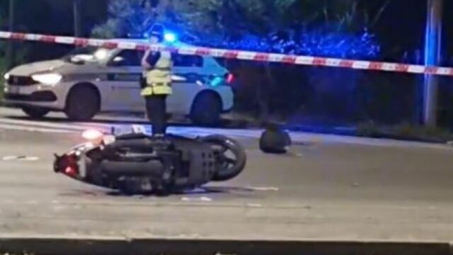 Grave incidente nella notte a Milano, con lo scooter contro uno spartitraffico: una coppia è morta in ospedale