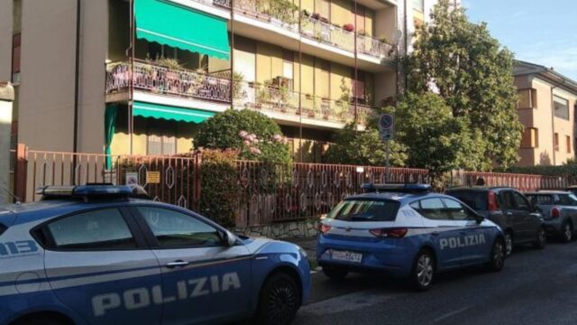 Uomo accoltella moglie e figlio, li hanno trovati in strada i vicini: sono entrambi in gravi condizioni