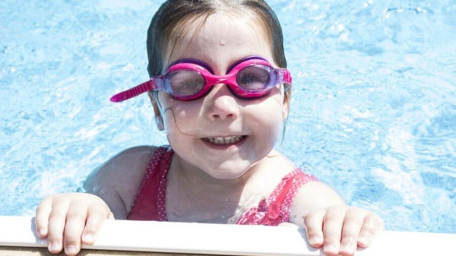 Bambina in piscina; foto dall'archivio