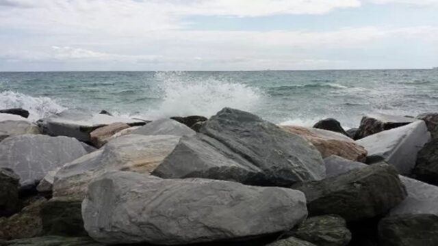 Dramma in spiaggia, fa il bagno con un’amica poi la tragedia: l’amica è sotto shock