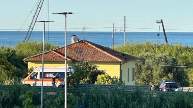 Si barrica in casa dopo aver ucciso sua madre, il tragico epilogo dopo l’estremo gesto