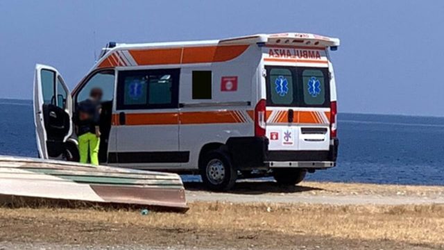 Stava facendo il bagno in mare, la tragedia sotto gli occhi della moglie: neanche i soccorsi hanno potuto fare nulla