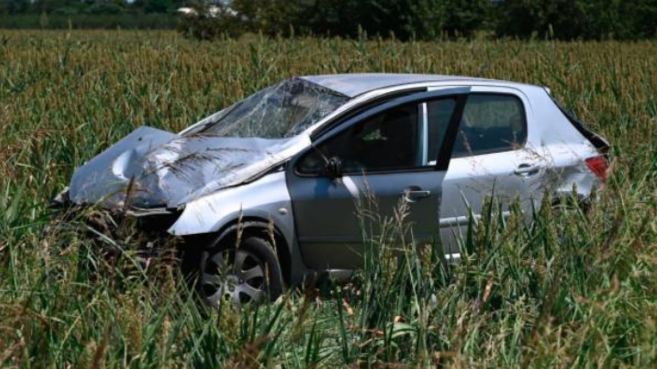 Uomi 33enne esce fuori strada con la sua auto