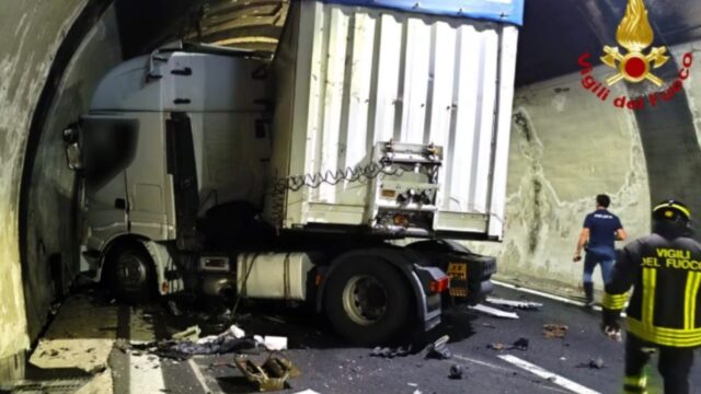 Scontro tra due tir in autostrada, uno dei due conducenti è morto sul colpo: dove e cosa è successo