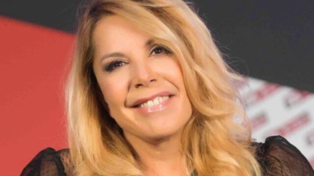 “Al posto di Anna Pettinelli ci sarà lei” La famosissima cantante pronta ad approdare ad amici: new entry nella commissione di canto