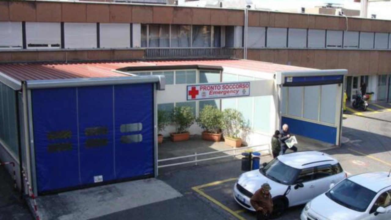 Donna va in ospedale dopo aver partorito due feti