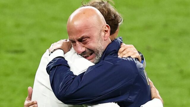 Oggi Luca Vialli avrebbe compiuto 60 anni: il commovente messaggio di Roberto Mancini. Dalle mille battaglie insieme sul campo, all’abbraccio della notte di Wembley