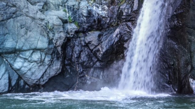 Si tuffa nelle cascate, poi accade l’impensabile, la tragedia davanti agli occhi degli amici: aveva solo 17 anni