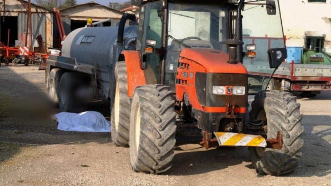 Father makes wrong manoeuvre and hits son with tractor