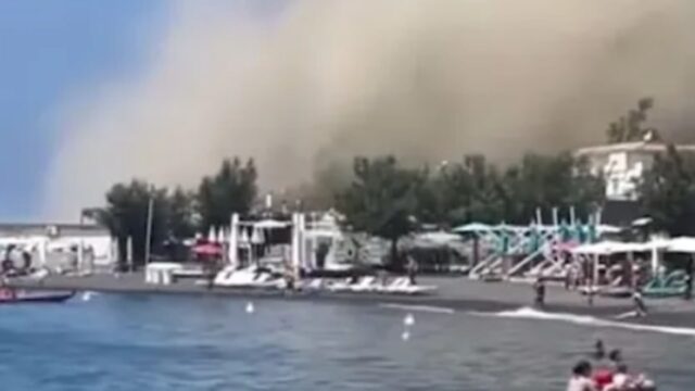 Il sisma, poi il crollo: paura in spiaggia tra i bagnanti