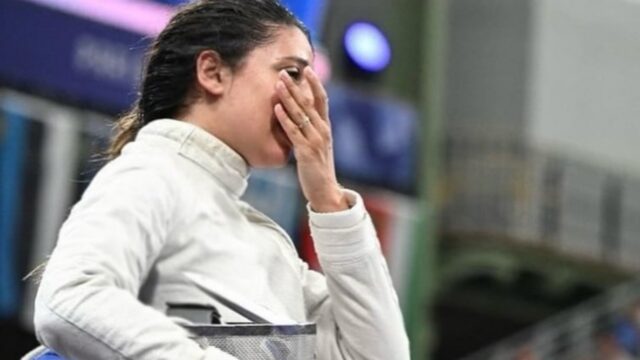 Olimpiadi Parigi 2024, la campionessa vince la sua partita e scoppia in lacrime, poi fa il commovente annuncio: “Sulla pedana eravamo in tre”