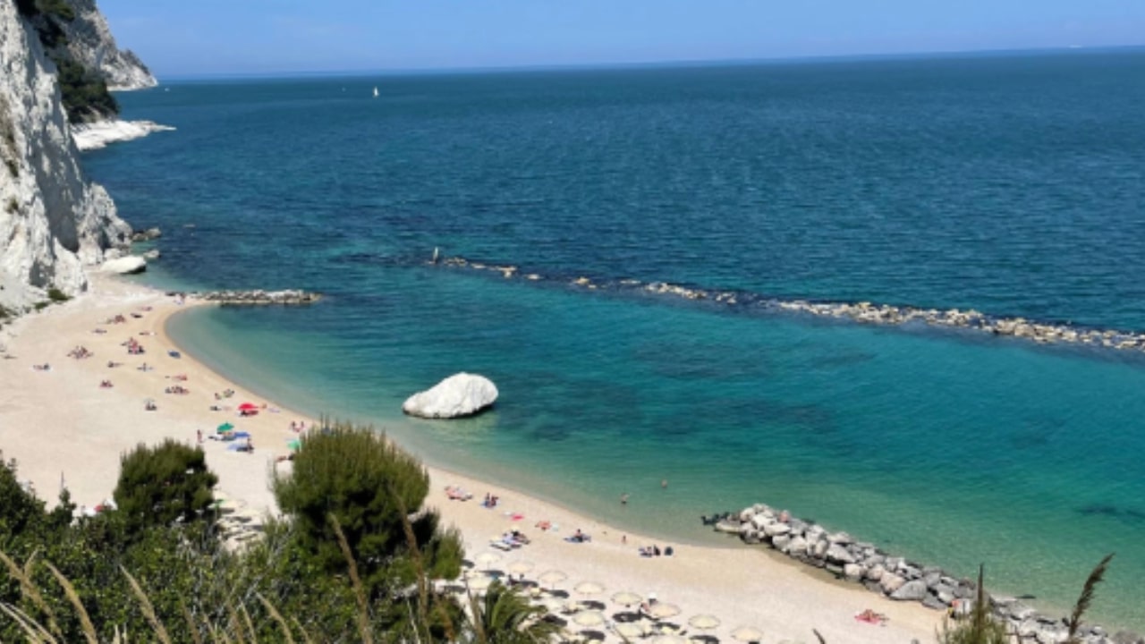 Uomo di 75 anni muore mentre si trova sulla spiaggia