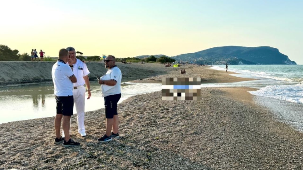 Uomo ritrovato cadavere in spiaggia